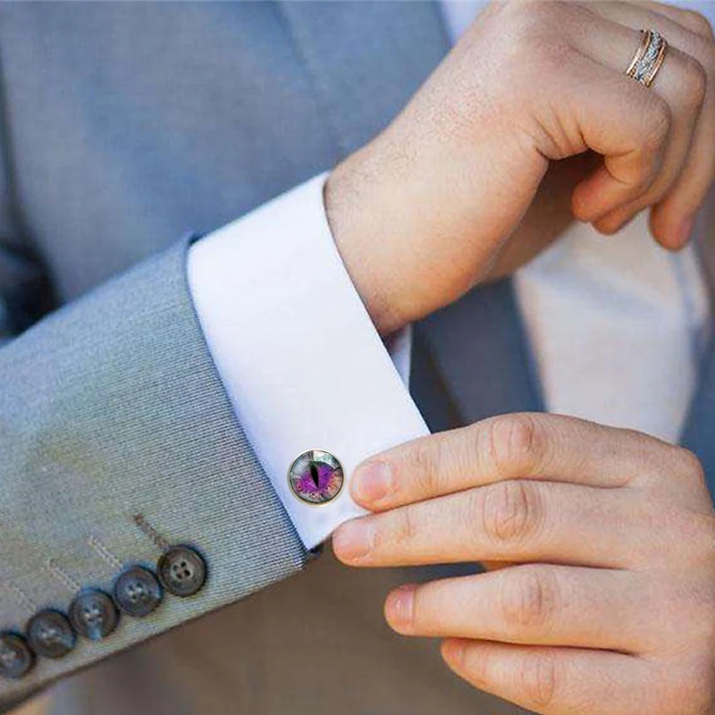 Запонка на рукаве. Эластичные манжеты на рукавах. Манжет с запонками. Запонки на рубашке. Как правильно надевать манжету тонометра.