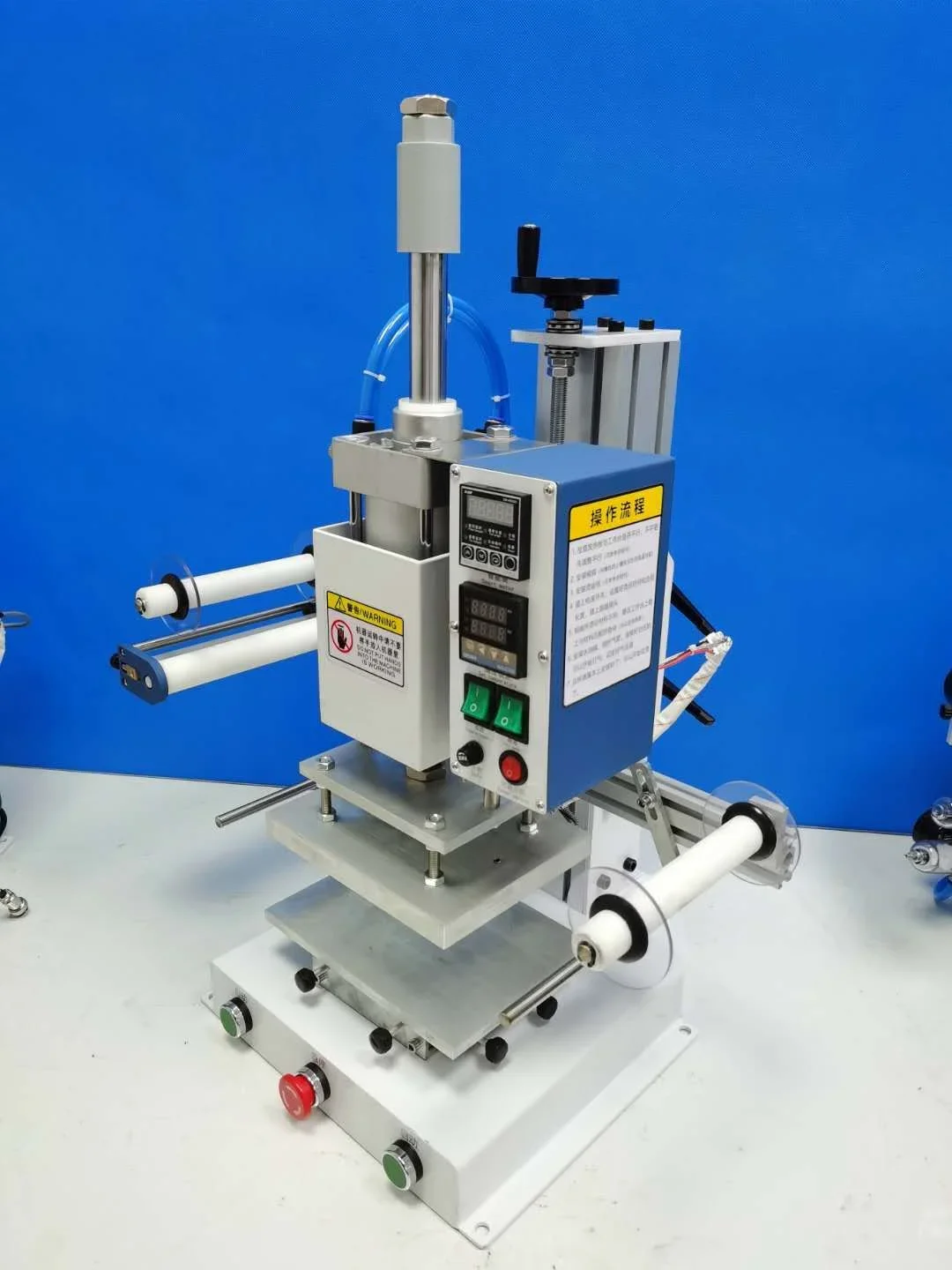 Автоматическая машина для горячего тиснения фольгой кожи