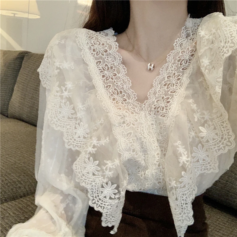 

Модная Корейская бежевая блузка, женские блузы с V-образным вырезом, шифоновые рубашки с длинным рукавом и оборками, кружевные винтажные эле...