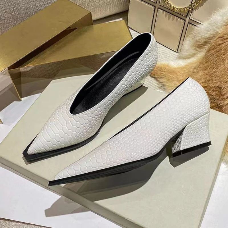 Женские универсальные туфли водонепроницаемые однотонные на платформе с острым