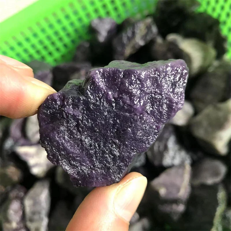 Необработанный сугилит Sisterstone