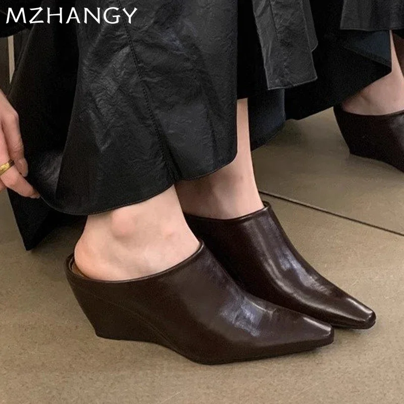 Тапочки на платформе с острым носком кожаная модная обувь танкетке женские