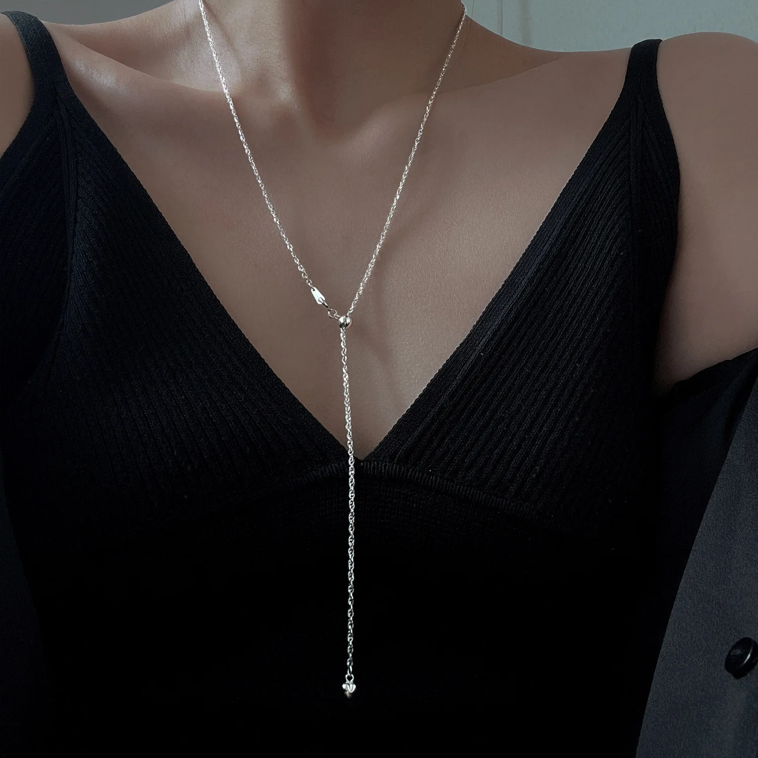 

Italian Pull Ripple Universal Chain Sweater Necklace Female Nude Chain Wearable Pendant Light Luxury Fashion Versatile Statement