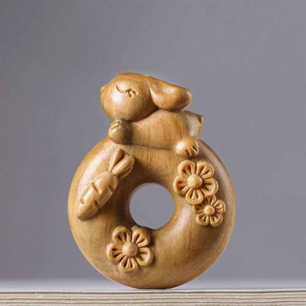 

Деревянный резанный вручную брелок для ключей с изображением кролика