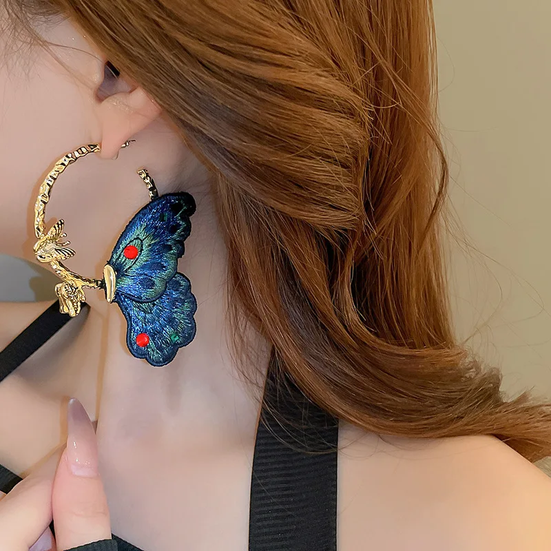 Женские серьги с вышивкой в виде синей бабочки
