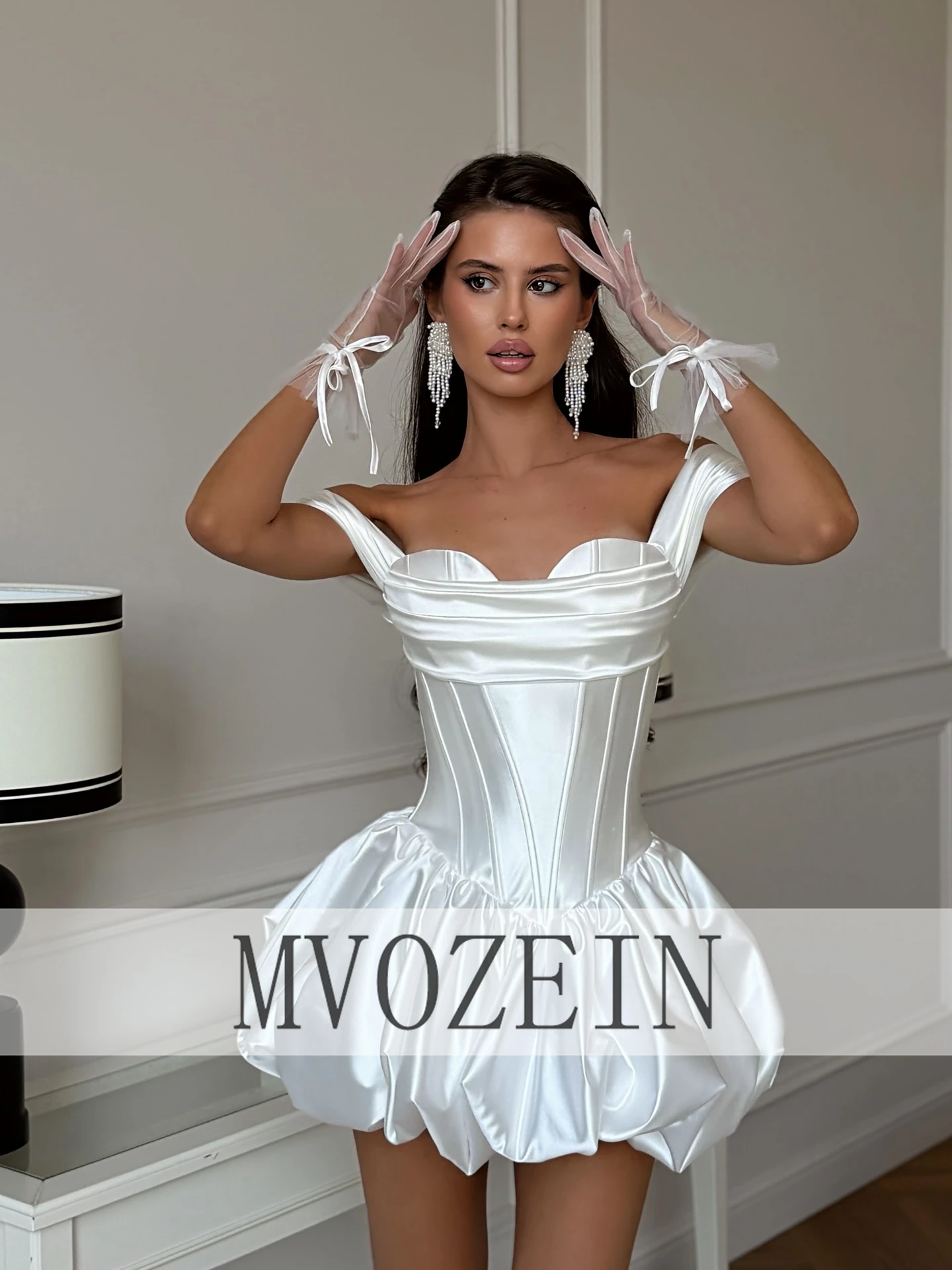 Фото Белое атласное платье MVOZEIN для выпускного вечера с открытыми плечами, мини-платье выше колена для коктейльной вечеринки №2