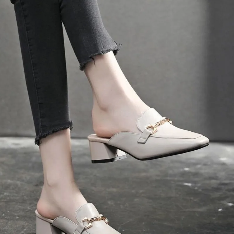 

Женские мюли из микрофибры, Осенняя обувь на среднем каблуке, с металлическим украшением, квадратный каблук, 2023