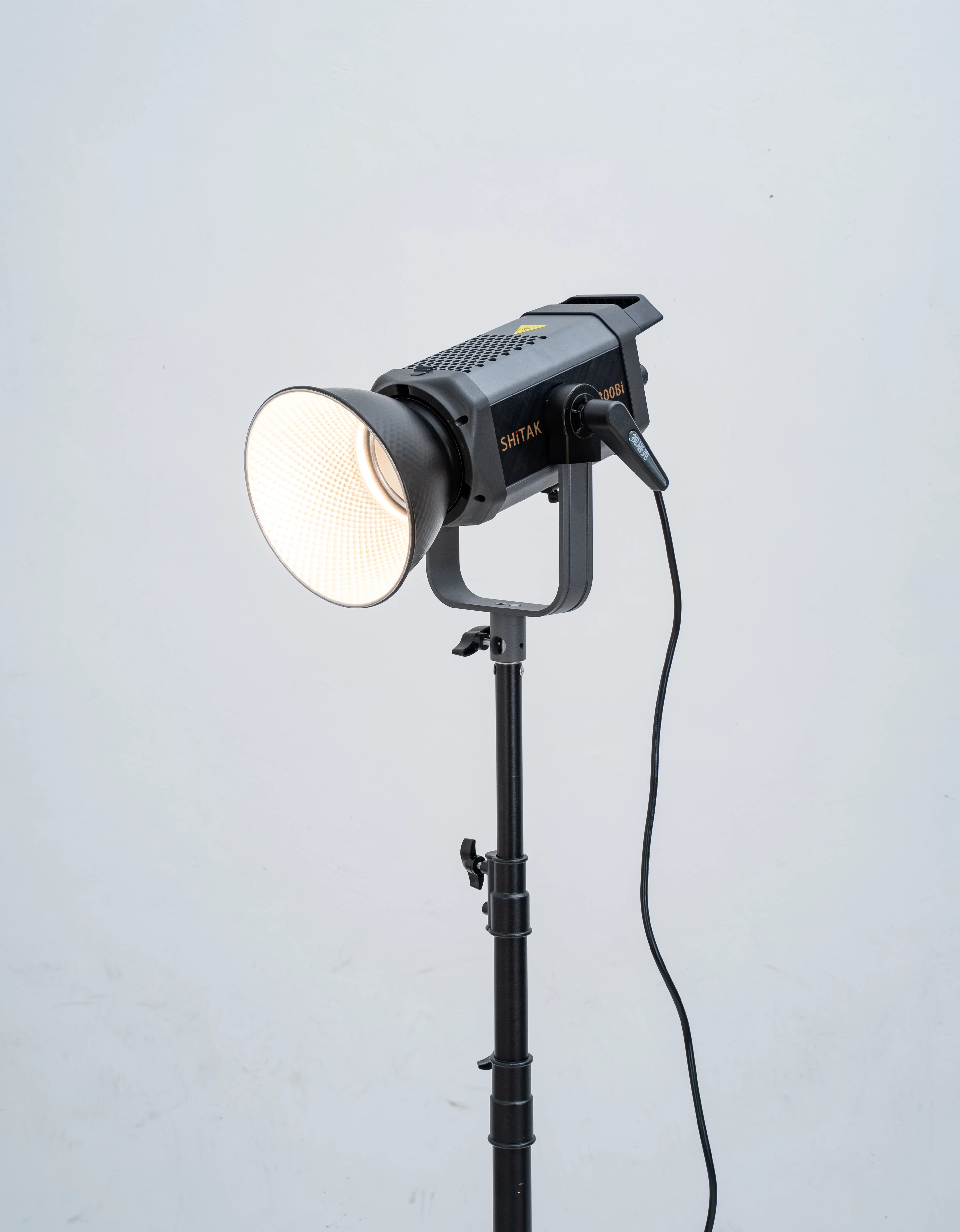 Фото Отличное оборудование для прямых трансляций Good FC-300BI 300W: универсальная система для фото- и видеосъемки, игр и онлайн-трансляций. №4