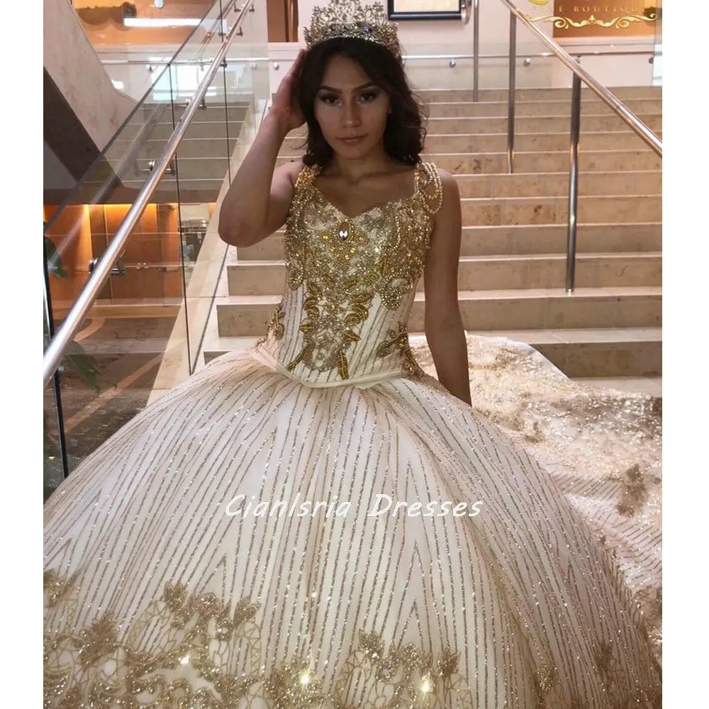 

Мексиканское платье Quinceanera с золотистыми кристаллами и блестками, бальное платье-накидка на тонких бретельках, с бисером, жемчужинами, корс...