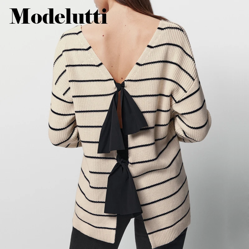 Женский вязаный свитер в полоску с узлом сзади |