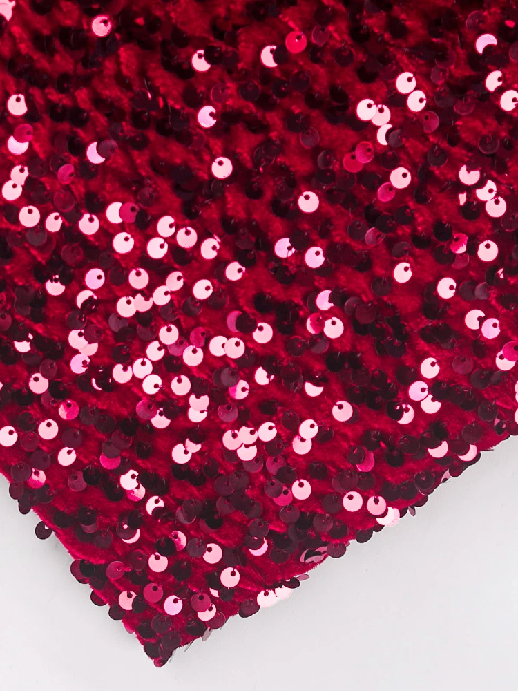 Черное эластичное блестящее облегающее вечернее платье с одним рукавом и