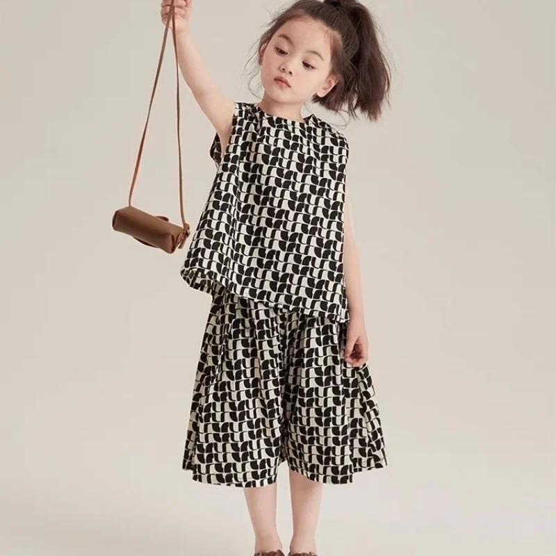 

Костюм для девочек, Новинка лета 2023, модный дизайн, топ с принтом Sense и широкие брюки, повседневный простой комплект из двух предметов для детей