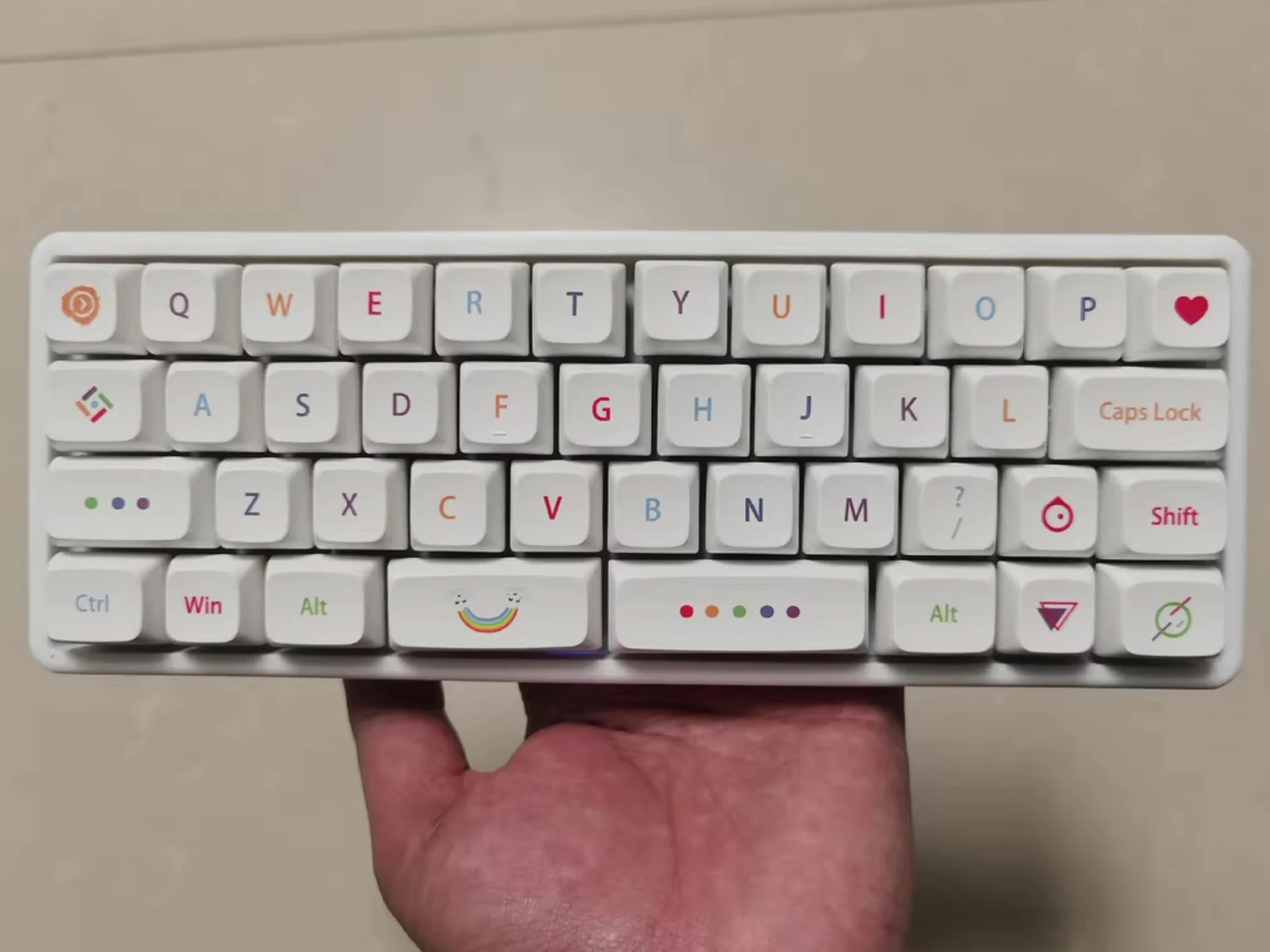 Фото 40 Беспроводная клавиатура, три режима Bluetooth 2,4G RGB, горячая замена, аккумулятор 3000 мАч, индивидуальный комплект 40 беспроводных клавиатур, подарки для ПК и геймеров №5