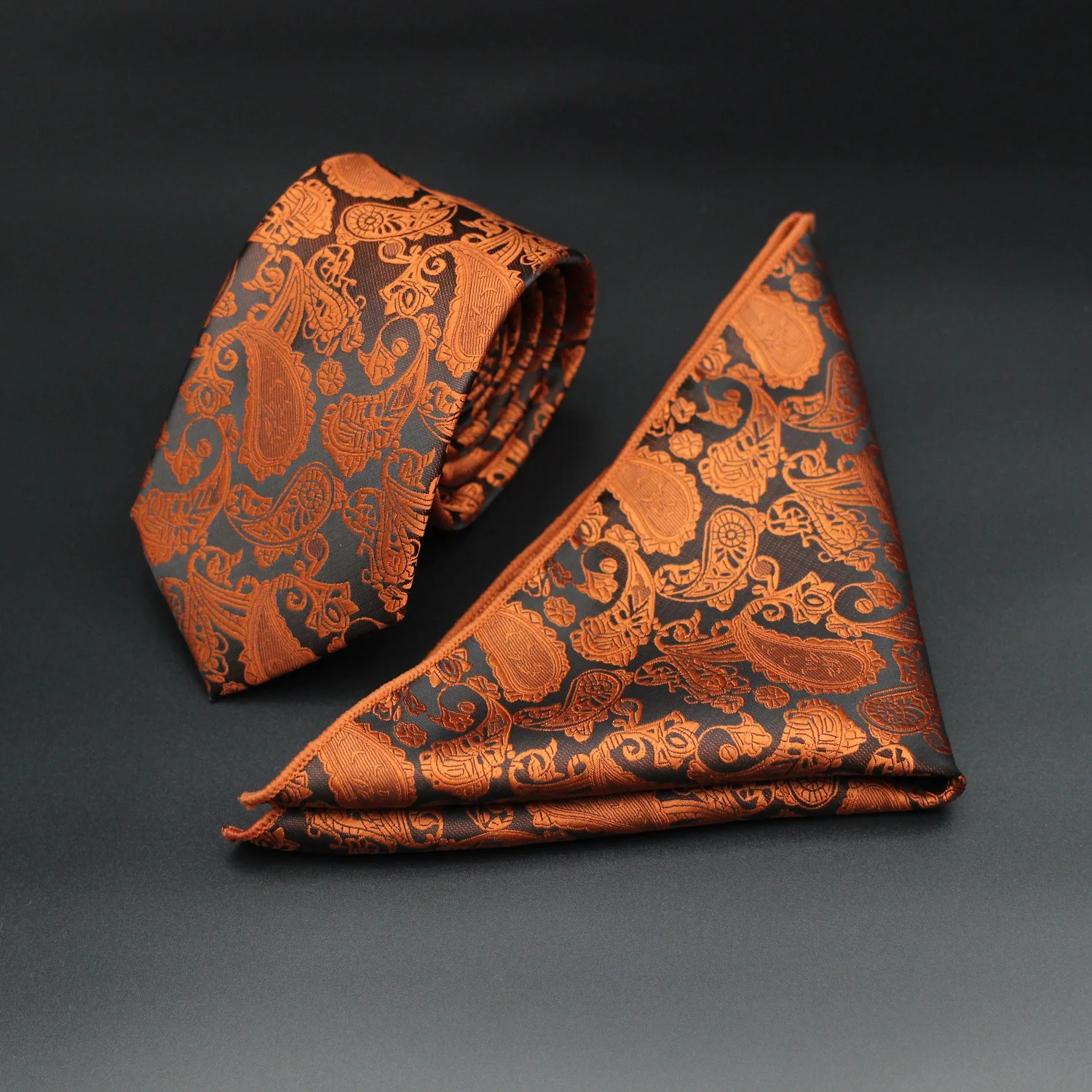 Рисунок 4 - Золотистый Подарочный мужской галстук LYL с пейсли