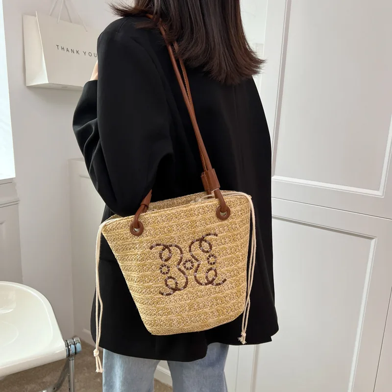 

Niche underarm bag women's 2022 summer all-match beach bag straw bag shoulder bag fashion texture bucket bag women's bag