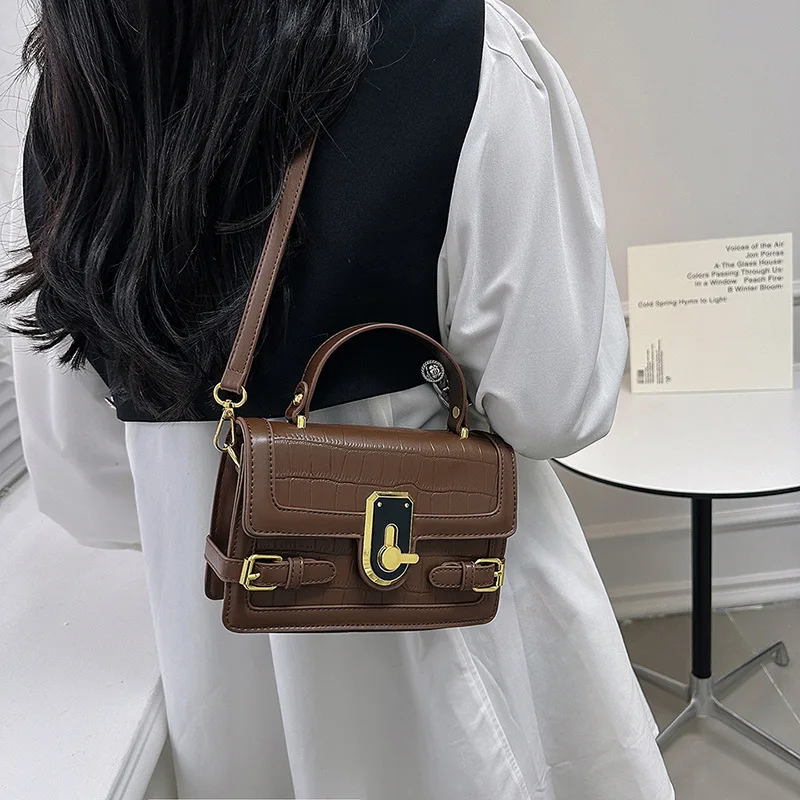 

Женская сумка-Кроссбоди с пряжкой и камнем