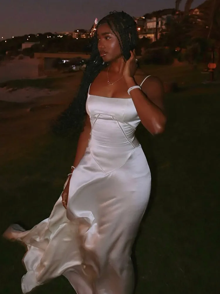 Элегантное белое атласное длинное платье с завязками на шнурке и открытой спиной