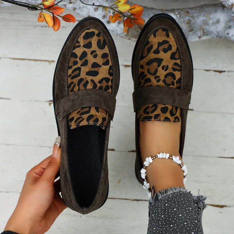 Замшевые лоферы на среднем каблуке с леопардовым принтом модная женская обувь