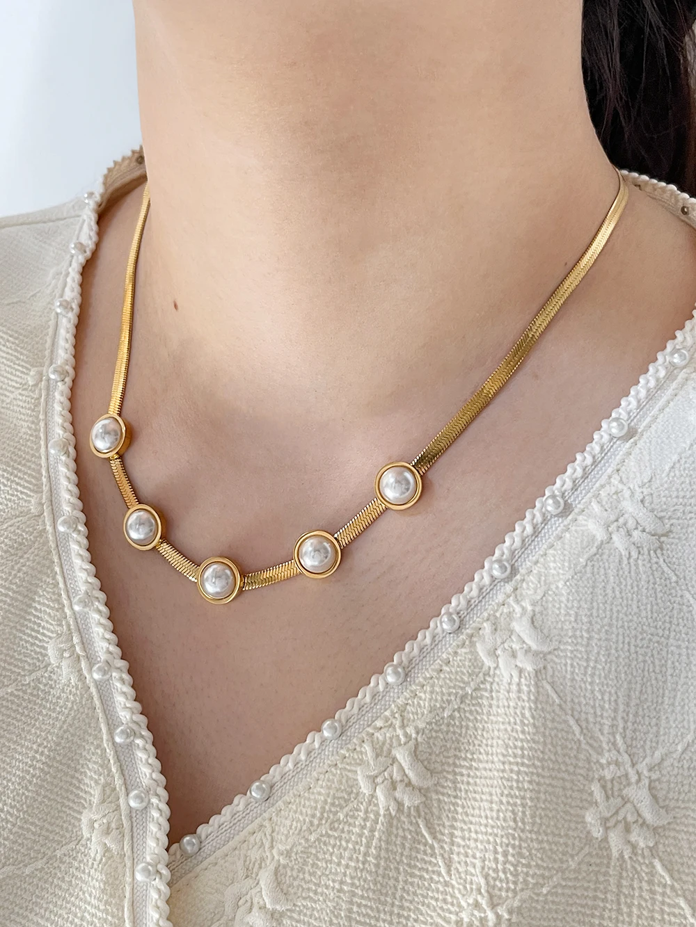 Женское колье-чокер с искусственным белым жемчугом |