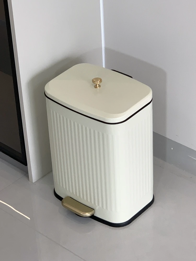 В стиле ретро кремовый американский вместительный роскошный мусорный бак с