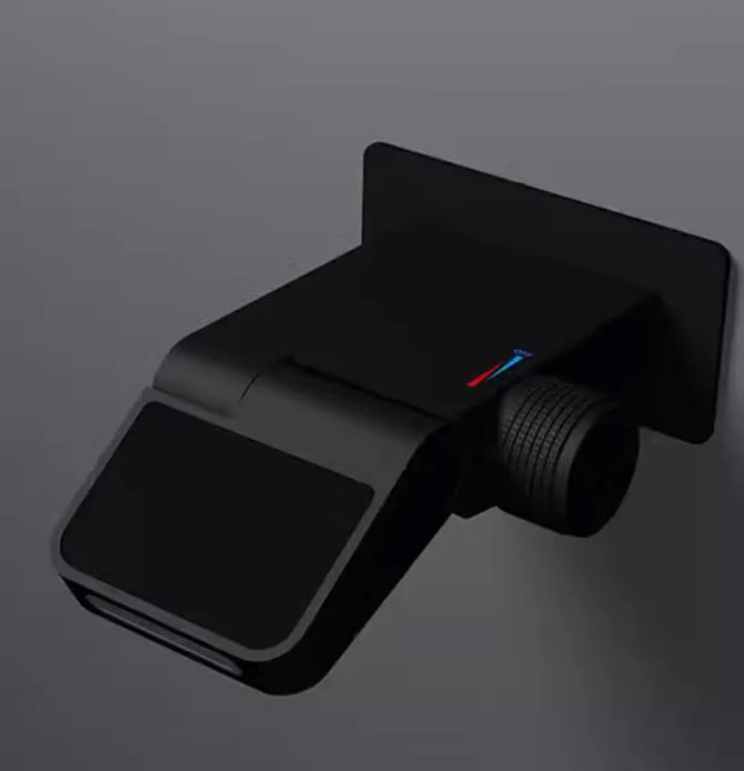 

Золотой настенный смеситель Fevnd