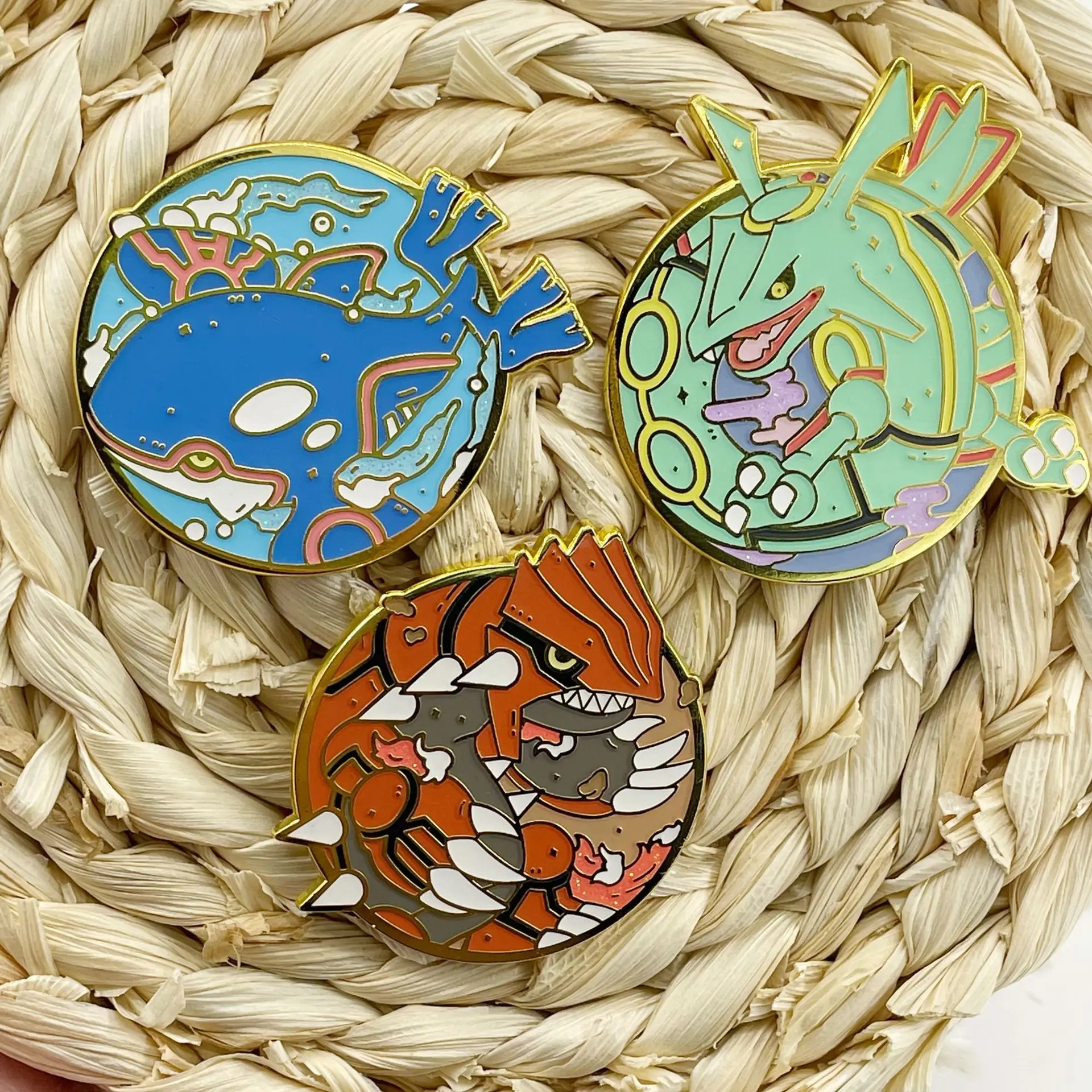 

Аниме-фигурка покемона, небесный дракон, милый металлический значок, аксессуары для мультфильмов, экшн-фигурка, детский подарок на день рож...