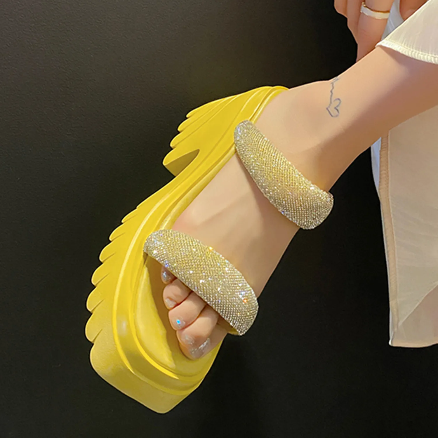 

Женские босоножки из натуральной кожи, на платформе