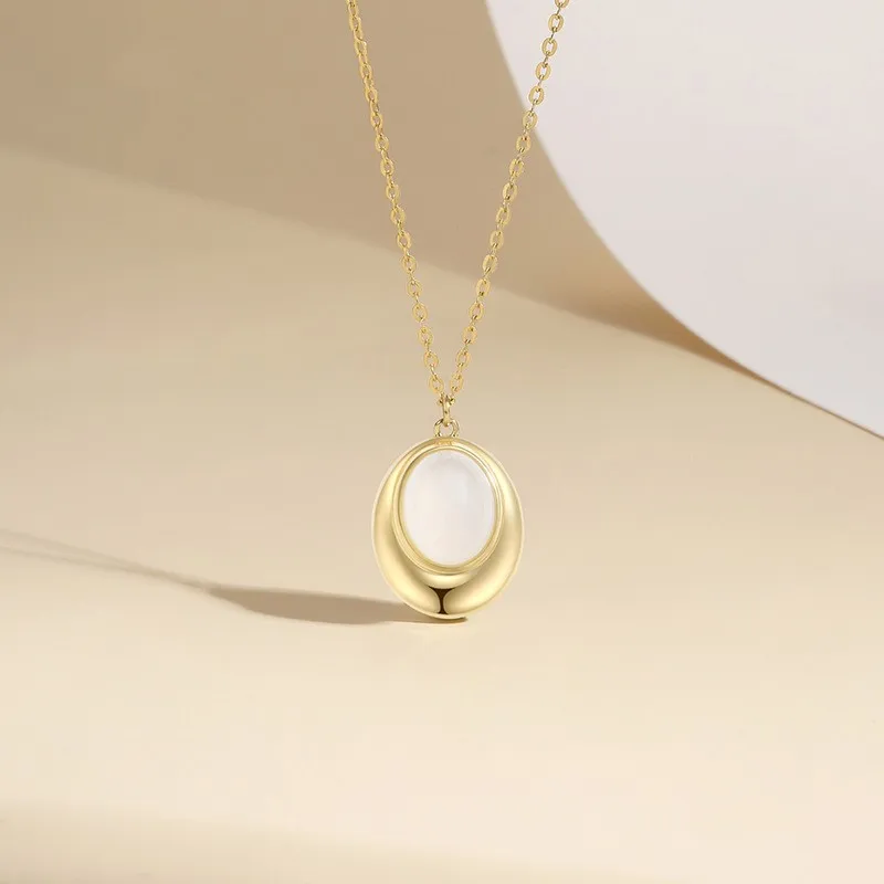 

Женское ожерелье с подвеской-халцедоном из серебра 925 пробы