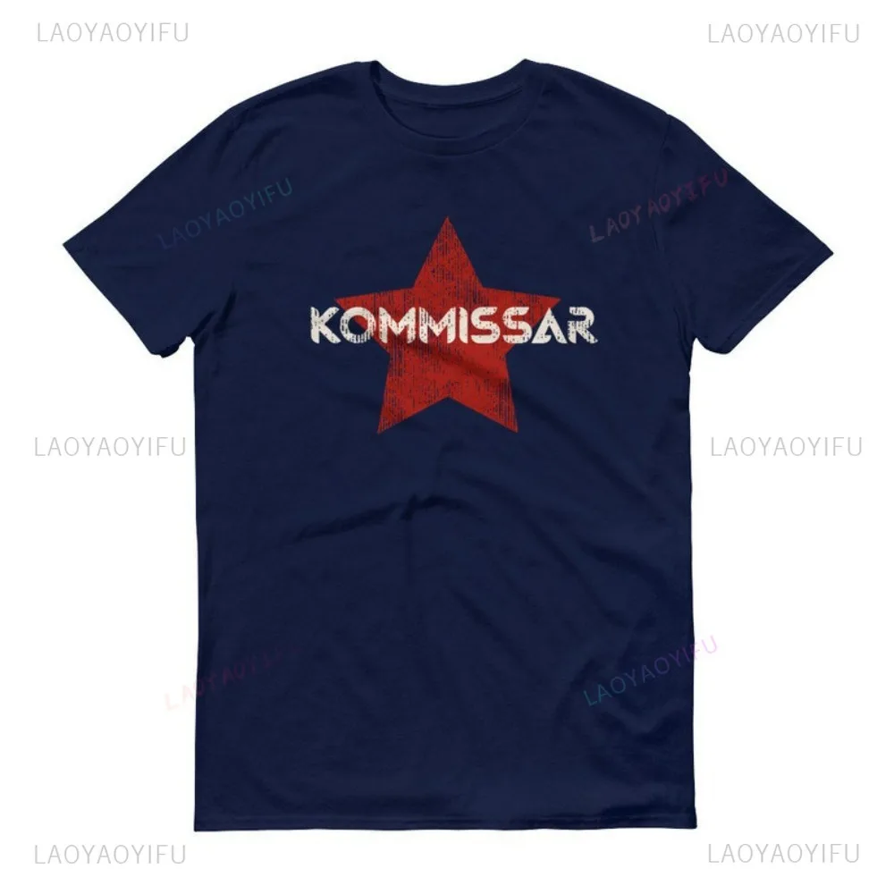 Фото KOMMISSAR Хлопковая футболка с винтажным принтом в стиле милитари, тексты песен 80-х, Der Kommissar, ретро, винтажная, KGB SPY, немецкая, русская, красная звезда №2