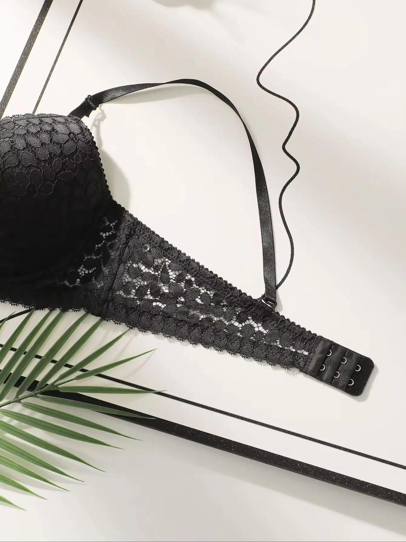Комплект женского кружевного нижнего белья с чашками пуш-ап 70B-85B
