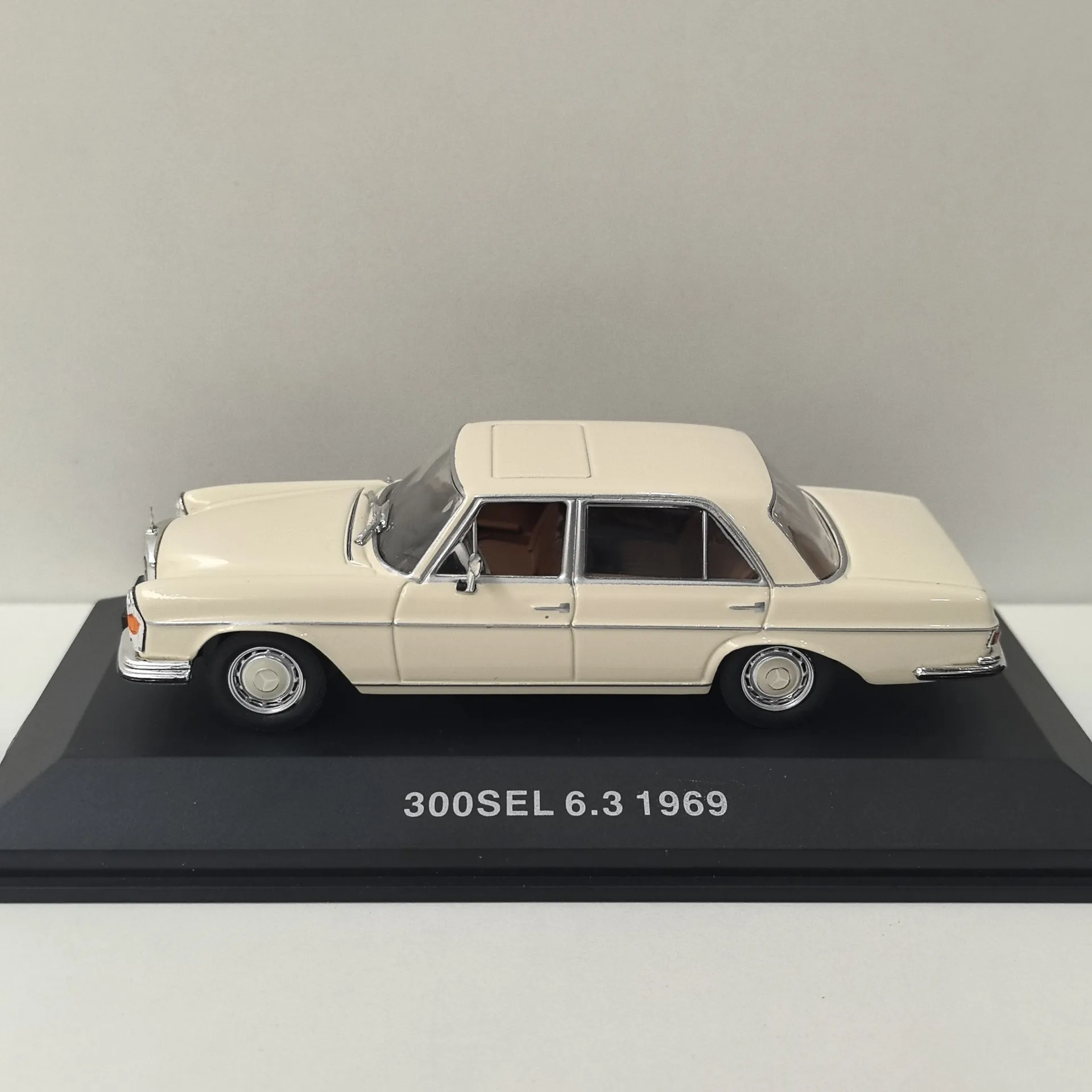 Фото Модель автомобиля IXO 1/43 BENZ 300SEL 6.3 1969 года, 2 шт., литой сплав. №2