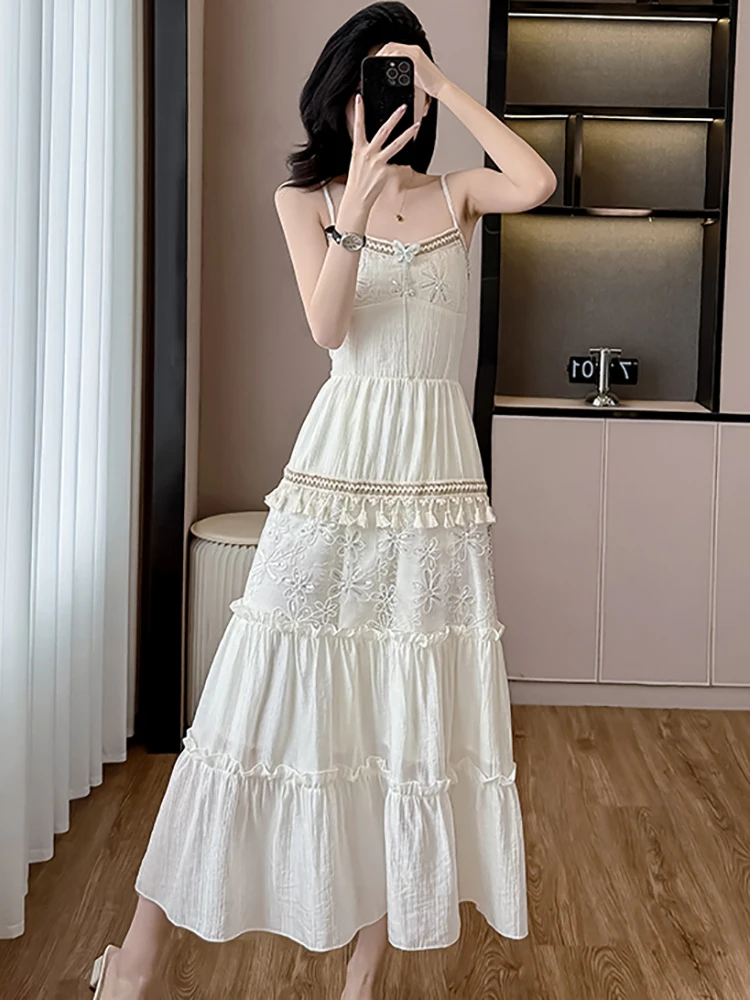 Летнее белое платье на бретельках с кисточками и рюшами + блузки блестками