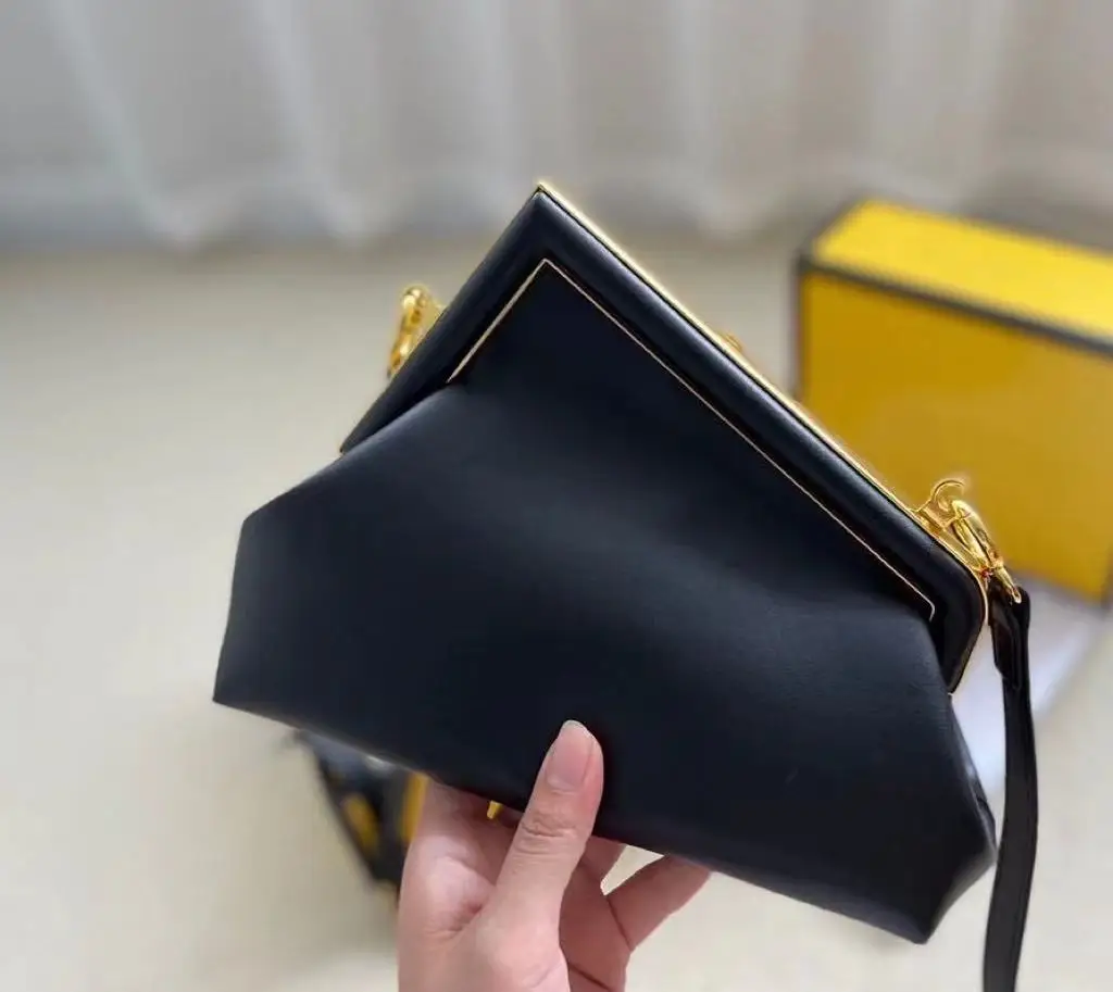 

New High Fashion Irregular Handbag Leisure Messenger Bag Women's Bag