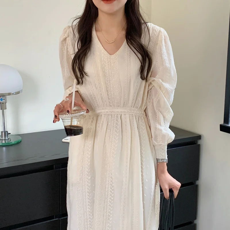 

Ранняя весна V-образный вырез вышитые кружева вертикальная полоса с тонкой талией и большим карманом платье