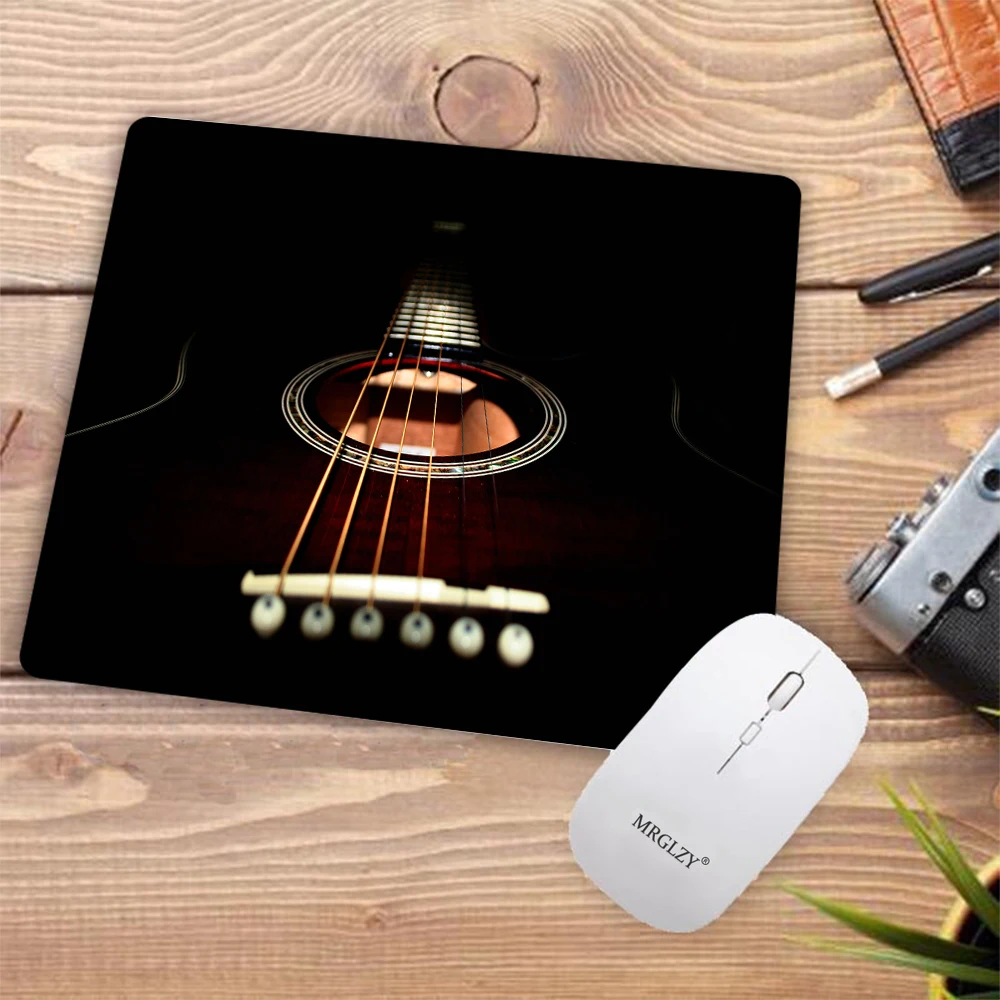 Коврик для мыши Guitar Small для ноутбуков в офисе.