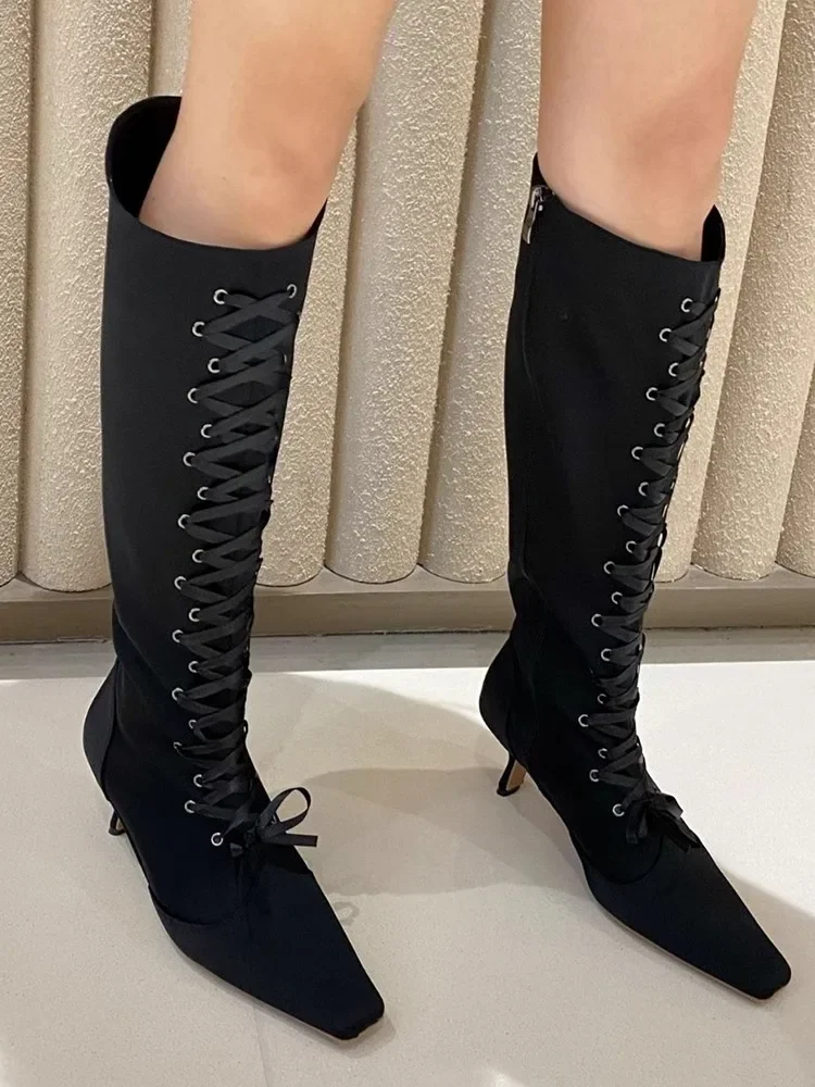 Сапоги до колена на низком каблуке с квадратным носком и ремешками мягкие