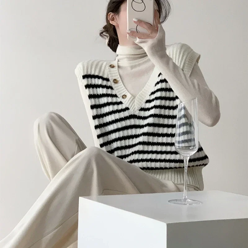 Короткий жилет в полоску женский укороченный зимний свитер на пуговицах черные