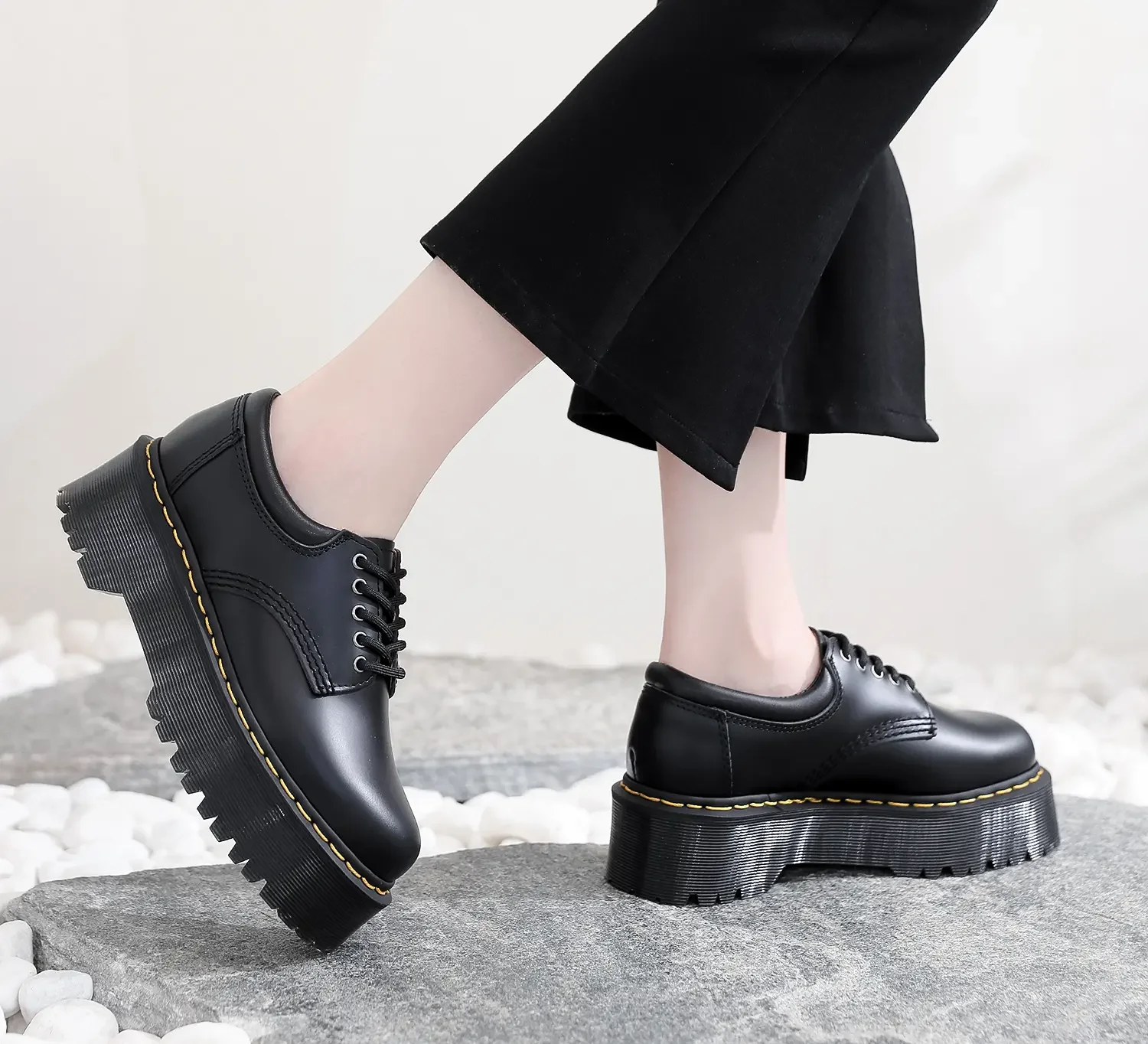 Thick soled 5-hole punk Martin shoes women's low top leather British round head leisure students' muffin soled short boots women