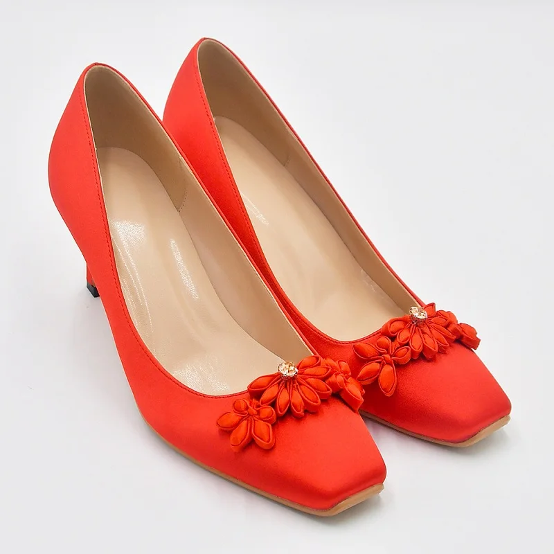 

Новинка весна-лето, стильные красные атласные свадебные туфли на тонком высоком каблуке с квадратным носком в китайском стиле, банкетные классические большие женские туфли