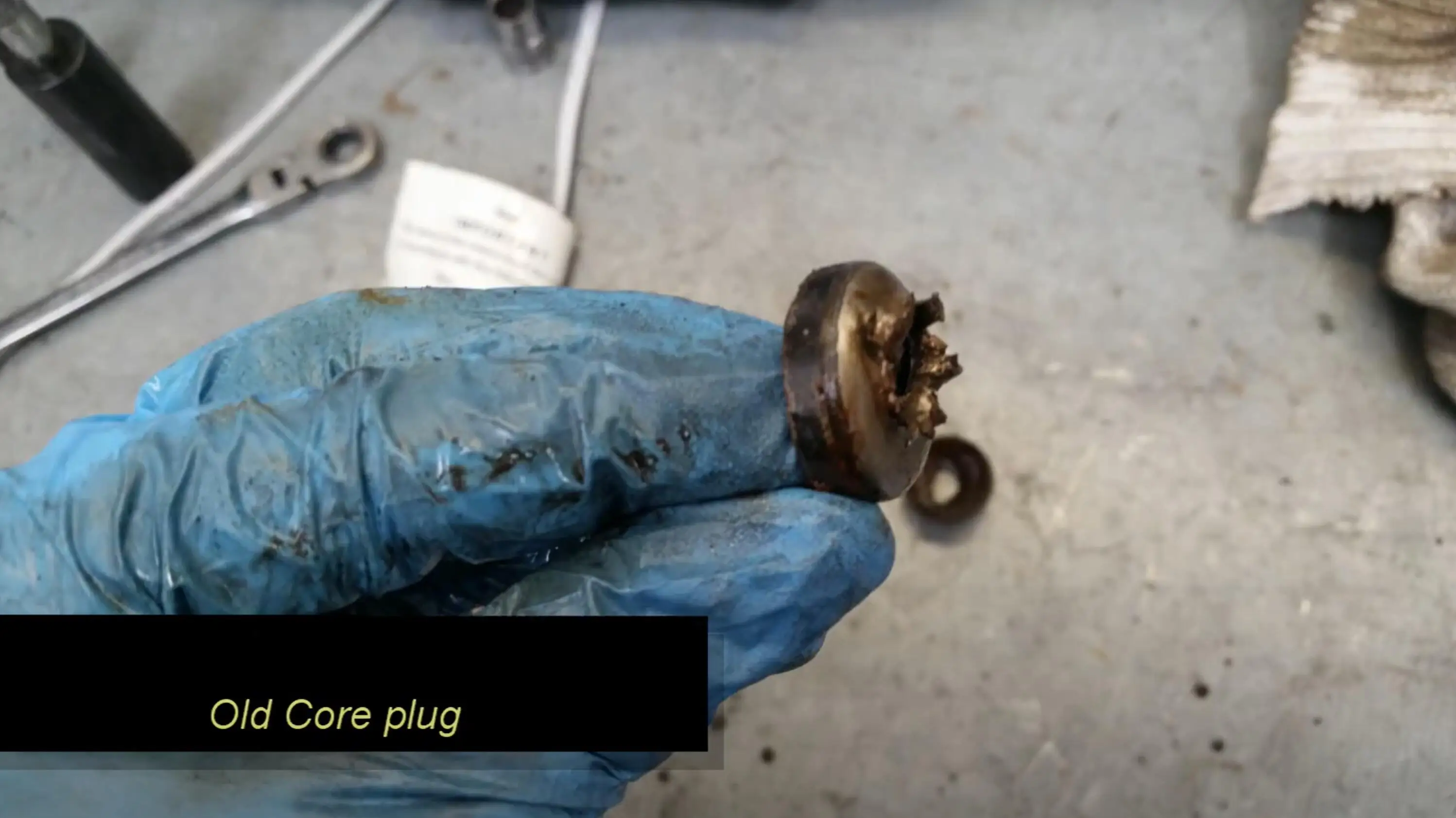 Фото Комплект из 2-х заглушек для головки блока цилиндров Ford 1.25, 1.4, 1.6 16v Zetec SE Mk4, Mk5, Mk6, Fiesta. Автоаксессуары. №5