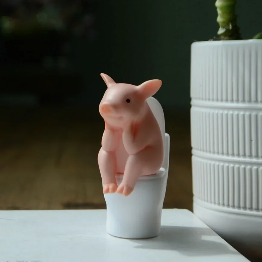 Милая Свинья сидящая на унитазе животное свинья модель из ПВХ экшн-фигурка