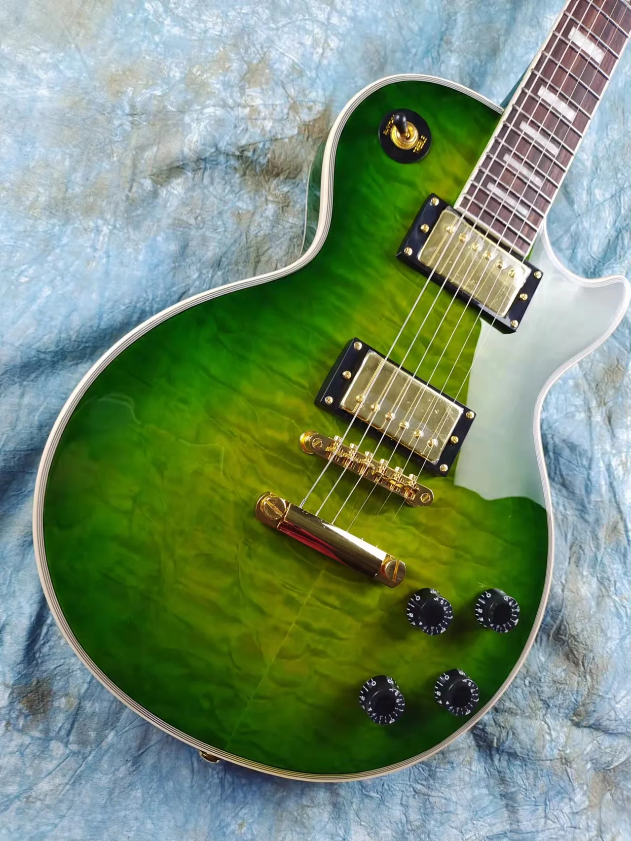 

LP electric guitar, green flower, gold accessories, shining, classic production, spot, quick package