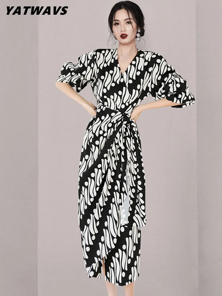 

Женское платье-карандаш с V-образным вырезом и принтом