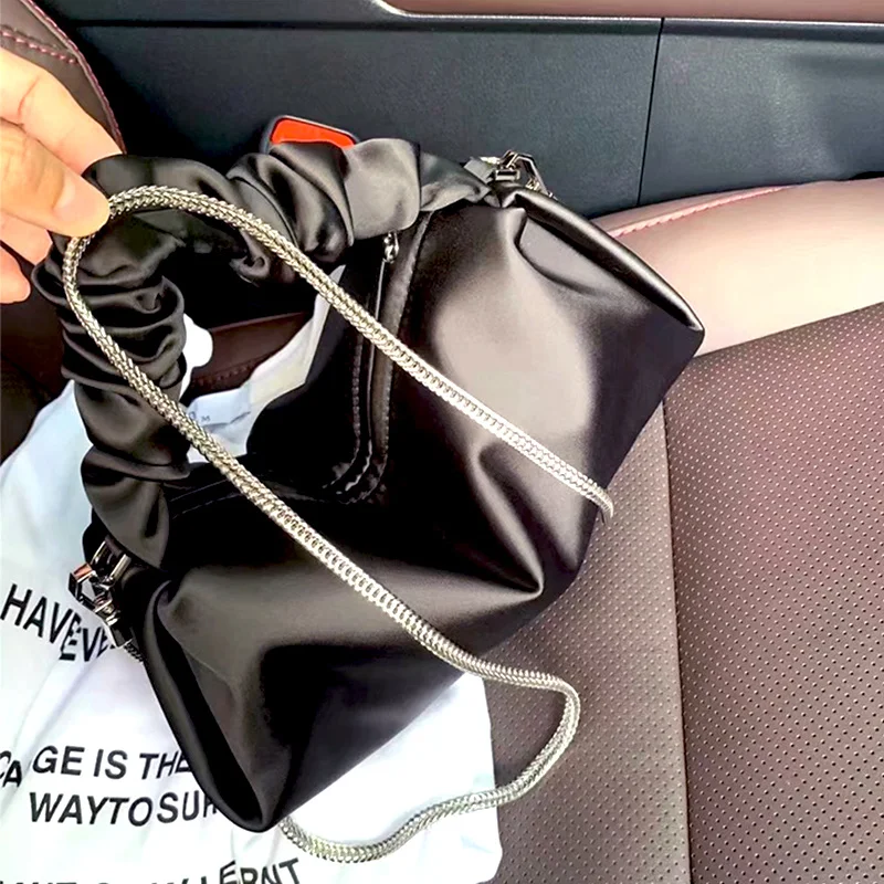 

Новая модная однотонная сумка на плечо 2022, женские дизайнерские сумки, женская мягкая сумка с рюшами и ручками, черная атласная сумка на подушку с цепочкой