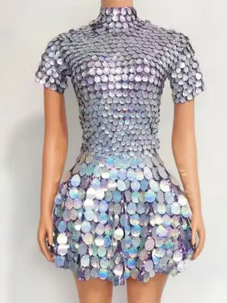 Серебристое мини-платье с блестками для танцев