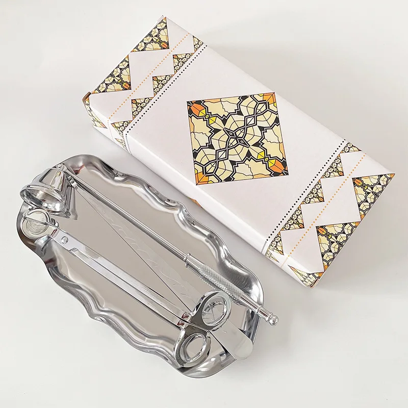 Набор из 4 предметов: огнетушитель, колокол, свеча с запахом, инструменты для подрезания фитиля и подставка для них.