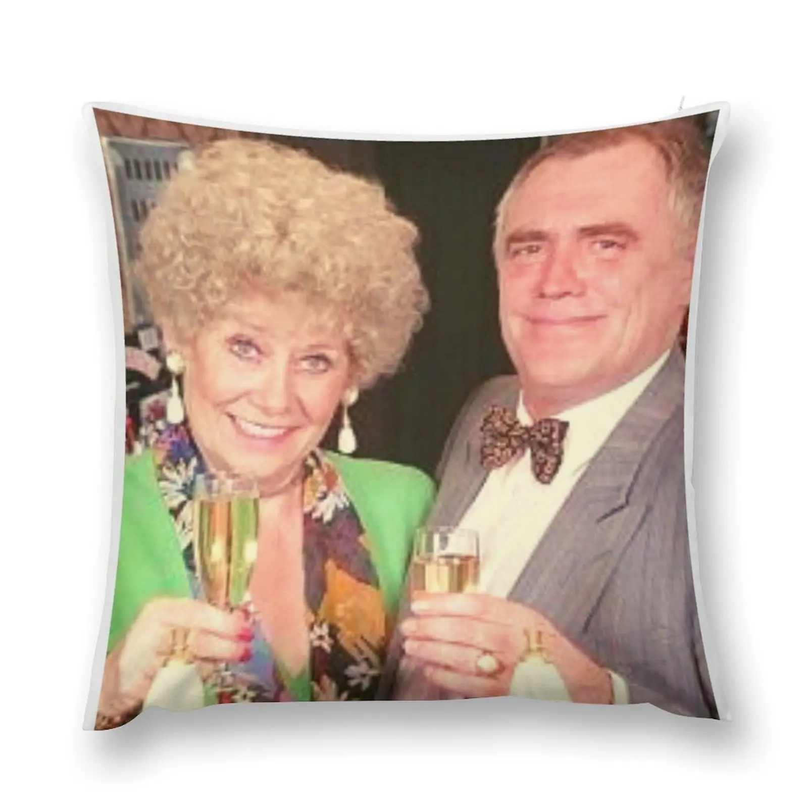 Декоративные подушки для дивана CORRIE LEGENDS: JACK AND VERA DUCKWORTH декоративные гостиной