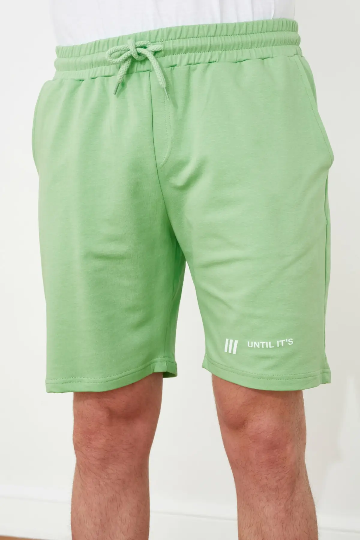 

Trendyol Men 'S Regular Fit Printed Shorts & Bermuda TMNSS21SR0201