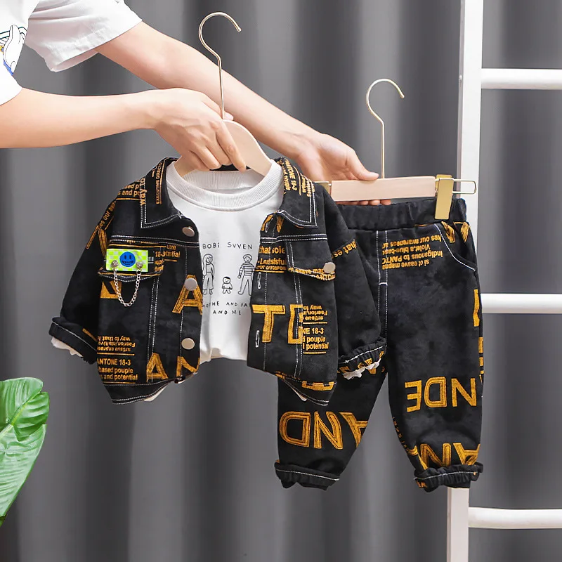 

Джинсовый комплект из трех предметов для мальчиков, красивая куртка + футболка + штаны, с буквенным принтом, комплект одежды из денима, весна-...