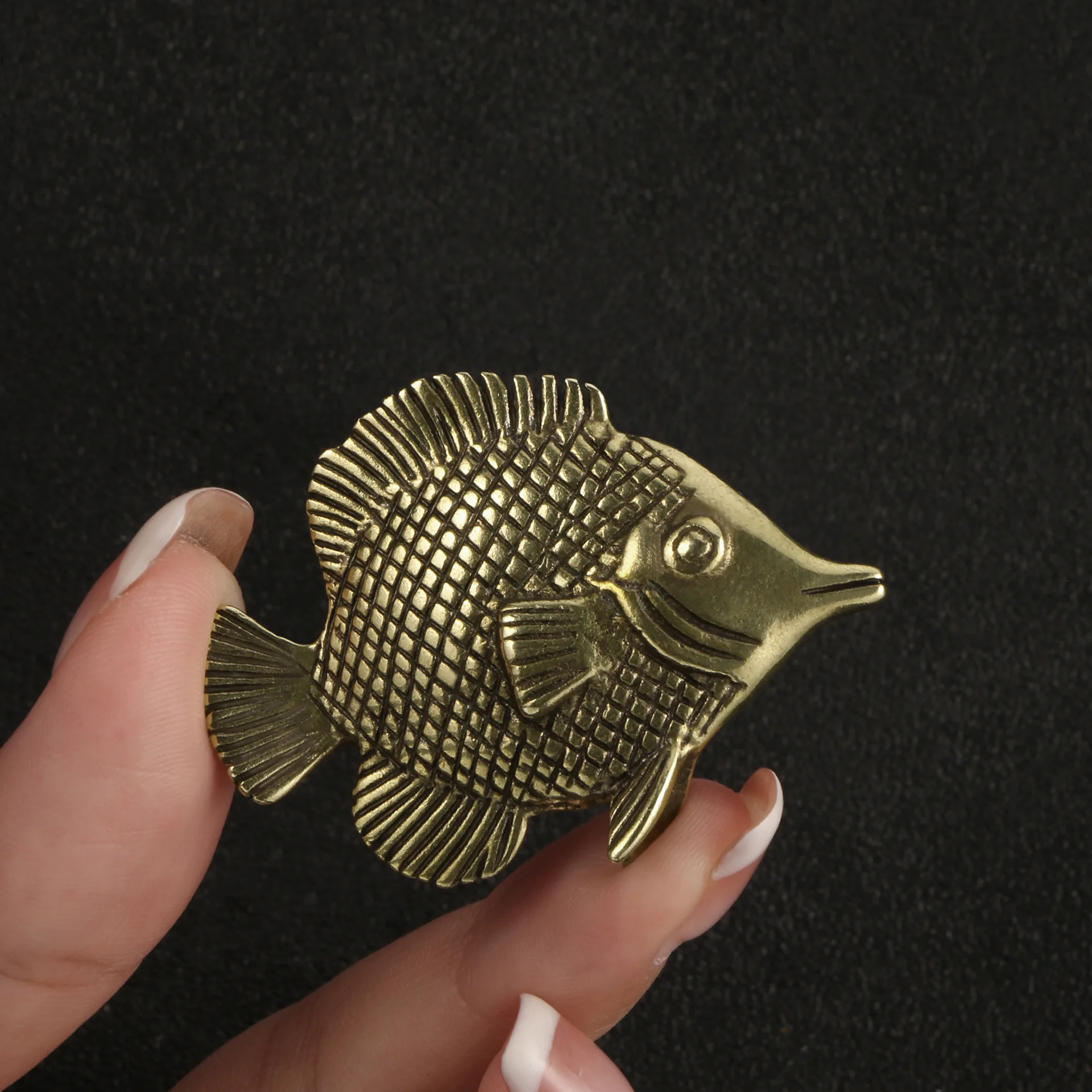 

Латунная статуя золотой рыбки